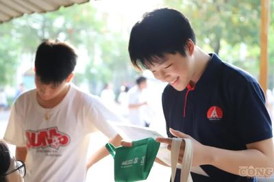 Vì sao Hà Nội, TP HCM vẫn phải thi lớp 10?