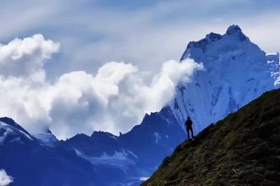 Flycam vô tình ghi lại khoảnh khắc gây ra thảm họa lũ quét ở Nepal và Trung Quốc