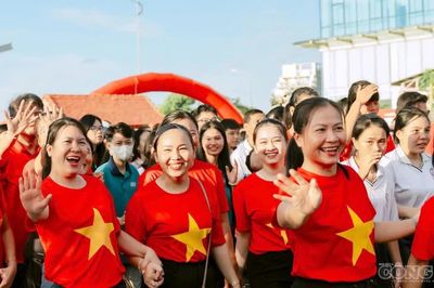 Hàng ngàn người dân Vĩnh Long hòa nhịp 'Cùng Việt Nam tiến bước' vì một tương lai xanh