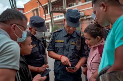 Gia đình các nạn nhân tuyệt vọng tìm người mất tích trong lũ quét ở Nepal