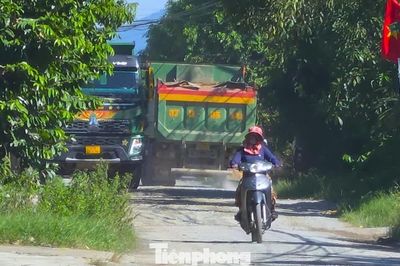 Mưa ngập, nắng bụi, xe tải nối đuôi trên con đường xuống cấp
