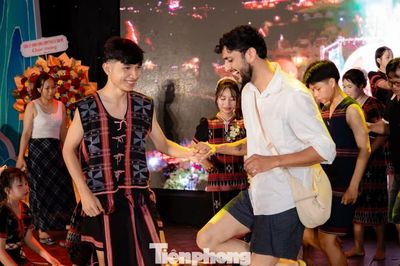 Người dân Đà Nẵng đi Phiên chợ Độc lập, trải nghiệm văn hóa Cơ Tu