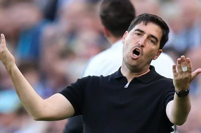 HLV Liverpool điên tiết khi đội nhà nhận bàn thua trớ trêu