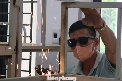 Thầy cô giáo vùng cao hoá thợ điện, thợ hàn sửa bàn ghế, giường tủ trước năm học mới