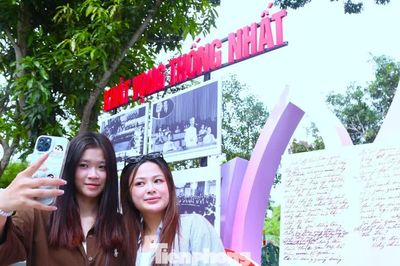 Bạn trẻ khám phá không gian trưng bày đặc sắc ở Làng Sen