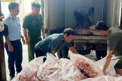 Tiêu huỷ hơn 1,3 tấn chân, lòng mề gà không rõ nguồn gốc