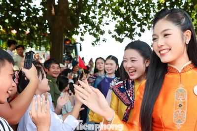 Các cô gái Hoa hậu Việt Nam rạng rỡ trong vòng tay người dân Bắc Ninh