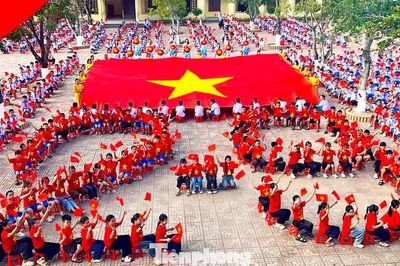 Rực sắc cờ đỏ với màn xếp hình 2/9 của thiếu nhi Nghệ An