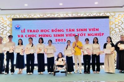Nữ sinh 'xương thủy tinh' bền bỉ chinh phục ước mơ