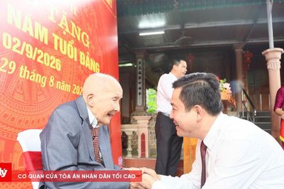 Trăm năm bóng cả, một đời trung kiên