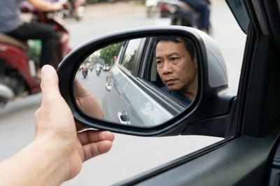Chỉnh gương ô tô đúng cách để giảm điểm mù, lái xe an toàn hơn