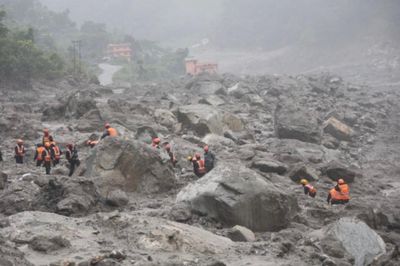 Cứu hộ sau lũ quét Nepal - Trung Quốc sang ngày thứ 5, gần 3.000 người vẫn mất tích