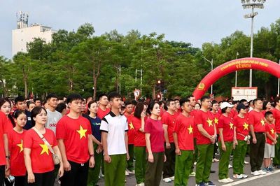 Hải Phòng: Hơn 3.000 người tham gia đi bộ 'Cùng Việt Nam tiến bước'
