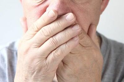 Vì sao sau tuổi 40, cơ thể nhiều người xuất hiện 'mùi lạ' khó loại bỏ?
