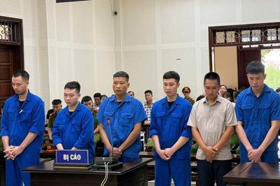 6 bị cáo lĩnh 79 năm tù vì chiếm đoạt, tiêu thụ 'bạc dạng keo'