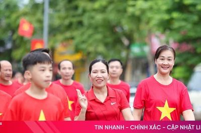 Người dân Hà Tĩnh hưởng ứng hoạt động đi bộ 'Cùng Việt Nam tiến bước'