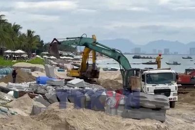 Nhộn nhịp công trường thi công kè chống xói lở bờ biển Hội An trong kỳ nghỉ lễ