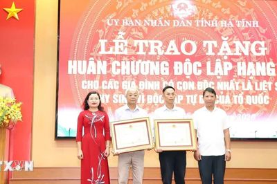 Hà Tĩnh: Trao Huân chương Độc lập tặng 2 gia đình có con độc nhất là liệt sỹ