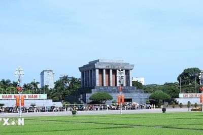 Tấp nập người dân, du khách vui chơi tại Hà Nội trong dịp Quốc khánh