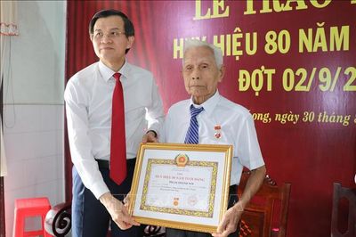 Trao Huy hiệu 80 năm tuổi Đảng cho hai đảng viên lão thành tại Vĩnh Long