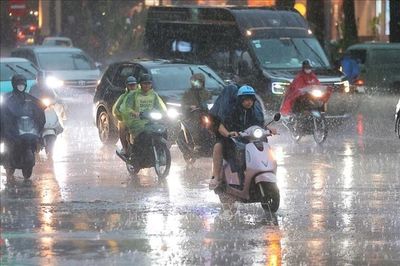Cảnh báo mưa dông kèm lốc sét, mưa đá khu vực Hà Nội
