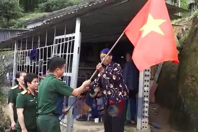 Thắm đỏ sắc cờ Tổ Quốc và hình ảnh Bác Hồ nơi biên cương