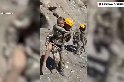 6 giờ sinh tử trong đường hầm ngập lũ bùn, nhóm công nhân Nepal may mắn sống sót