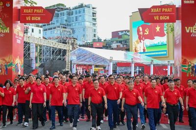 Hàng nghìn người sôi nổi tham gia 'Cùng Việt Nam tiến bước'