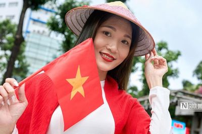 Tp.HCM rực rỡ sắc đỏ, người trẻ xuống phố chào mừng Quốc khánh 2/9