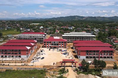 Công nhân miệt mài bám trụ công trường xuyên lễ vì ngày khai giảng của trẻ vùng cao