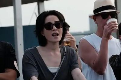 Vương Phi đi xem con gái lớn biểu diễn, phản ứng khi lọt vào màn hình lớn gây chú ý