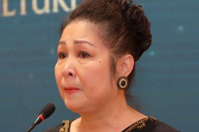 NSND Hồng Vân gây chú ý khi sang Úc