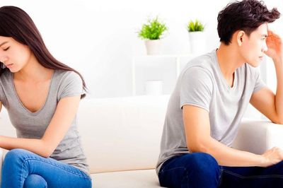 Im lặng có thể biến thành bức tường ngăn cách vợ chồng