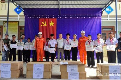 Công ty Thủy điện A Vương tiếp sức học sinh vùng cao đến trường