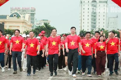 Đông đảo cán bộ, người dân Thanh Hóa mặc áo đỏ sao vàng, hát Quốc ca, đi bộ “Cùng Việt Nam tiến bước”