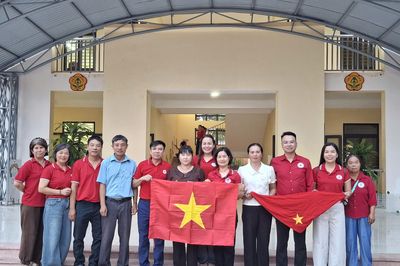 Trao cờ Tổ quốc và tặng quà hộ dân khó khăn tại xã Sín Thầu