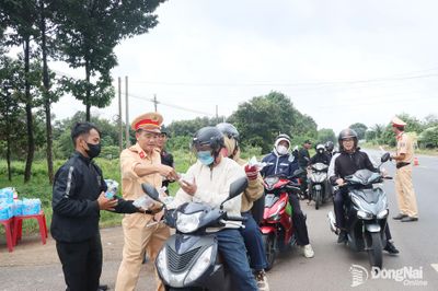 Các đội, trạm cảnh sát giao thông hỗ trợ người dân về quê nghỉ lễ