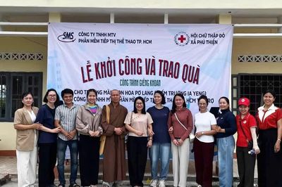 Xã Phú Thiện bàn giao công trình giếng khoan và trao quà cho học sinh khó khăn