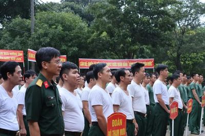 Cán bộ, chiến sĩ Quân đoàn 34 tham gia hoạt động đi bộ toàn quốc “Cùng Việt Nam tiến bước”