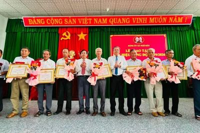 Đảng ủy xã Ngô Mây trao tặng Huy hiệu Đảng cho đảng viên