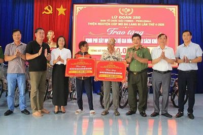 Hỗ trợ kinh phí xây nhà cho gia đình chính sách và tặng xe đạp cho học sinh xã Chư A Thai