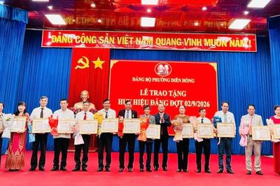 Đảng ủy phường Diên Hồng trao huy hiệu Đảng cho 244 đảng viên đợt 2-9