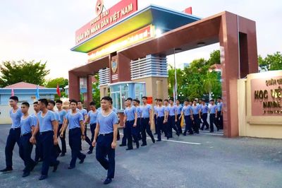 Hơn 400 cán bộ, học viên Học viện Hải quân hưởng ứng chương trình “Cùng Việt Nam tiến bước”