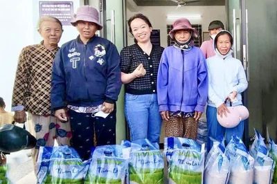 Phường Cam Ranh trao tặng 400 suất gạo đến các hộ khó khăn