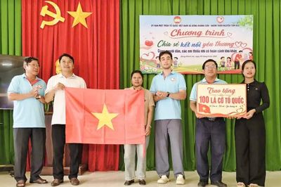 Tặng 100 lá cờ Tổ quốc cho các gia đình ở xã Đông Khánh Sơn