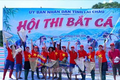 Sôi nổi Hội thi bắt cá trong Tết Độc lập ở Than Uyên
