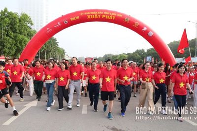 Khoảng 7.000 người tham gia chương trình đi bộ “Cùng Việt Nam tiến bước” tại Lạng Sơn