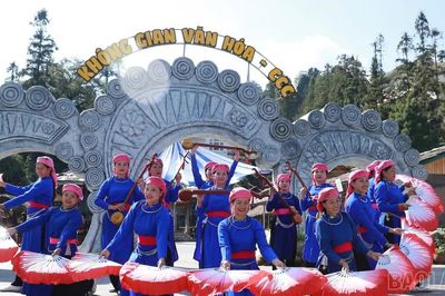 Rực rỡ sắc màu thổ cẩm trên đường phố Sa Pa