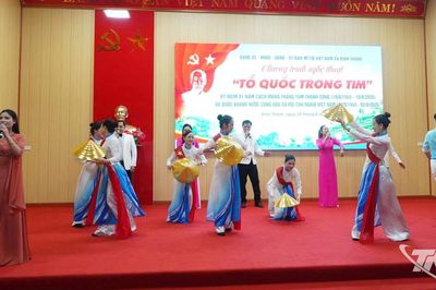Đặc sắc chương trình nghệ thuật 'Tổ quốc trong tim' tại xã Bình Thành