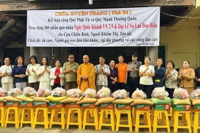 Chùa Huyền Trang (TP.HCM) tặng 300 phần quà Vu lan đến những gia đình khó khăn